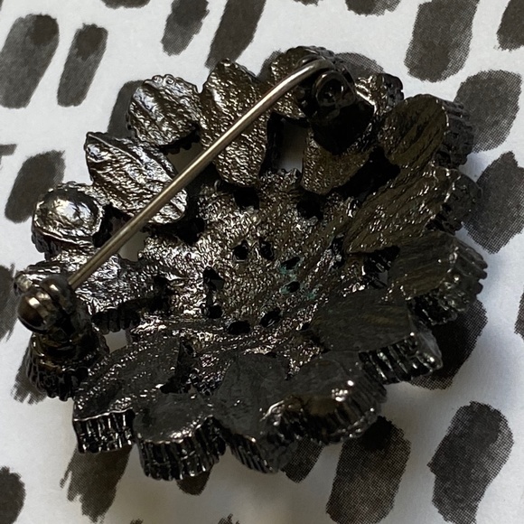 VTG Black Petite Brooch - Picture 2 of 5